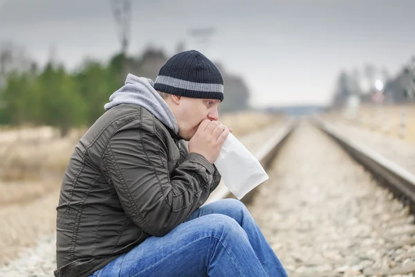 Bezorgd man op een spoorlijn — Stockfoto