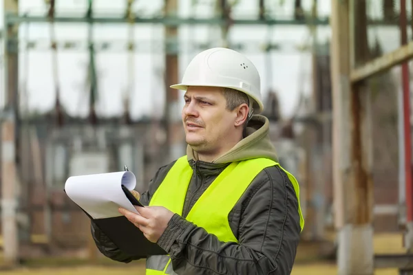 Elektrotechniker mit Mappe — Stockfoto