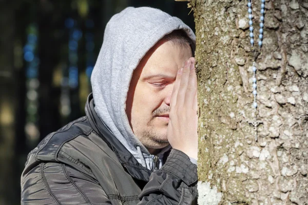 Mann mit Rosenkranz — Stockfoto