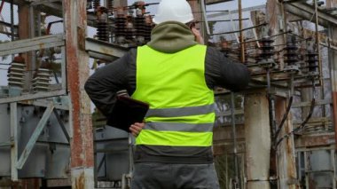 bir elektrik Trafo Merkezi mühendisi