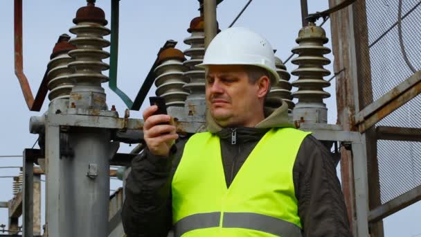 Engenheiro está relatando no telefone — Vídeo de Stock