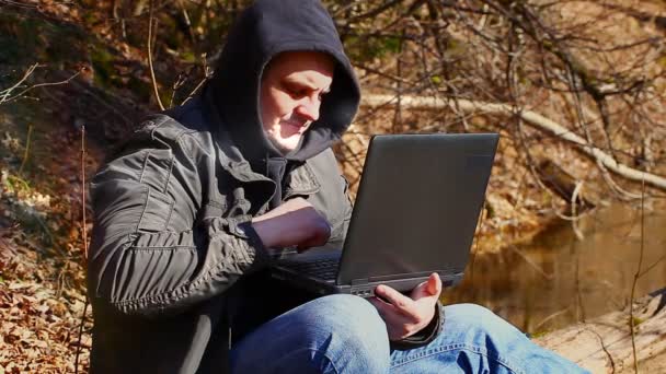 Homem com pc — Vídeo de Stock