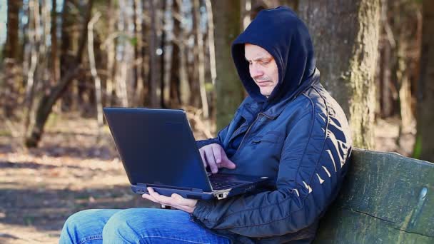 Hombre escribiendo en PC — Vídeo de stock