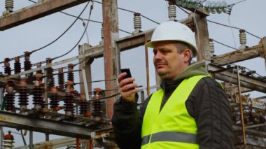 mühendis telefon üzerinde raporlama