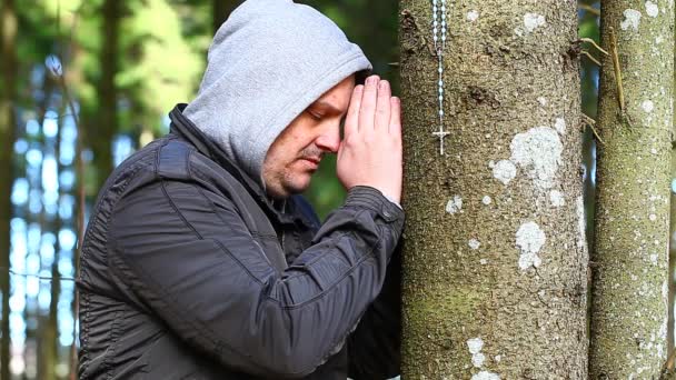 Man prays with a rosary — Stock Video