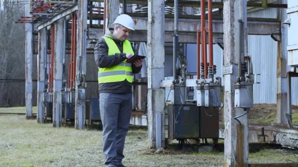 Engenheiro elétrico percebe problema — Vídeo de Stock