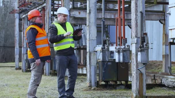 Engenheiros elétricos decidem questões de trabalho — Vídeo de Stock