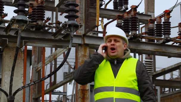 Ingeniero eléctrico hablando por teléfono — Vídeos de Stock