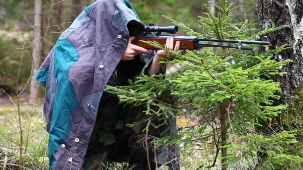 Hombre militar cubierto capa de camuflaje — Vídeo de stock