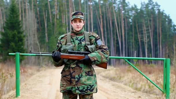 Military man guarding the passage — Stock Video