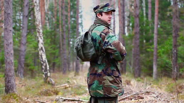 Uomo militare nella foresta — Video Stock