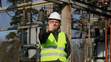 yukarı başparmak ile mühendis