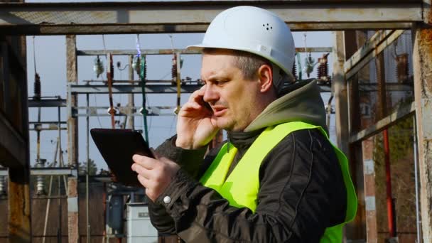 Ingeniør taler på telefon om resultaterne af arbejdet – Stock-video