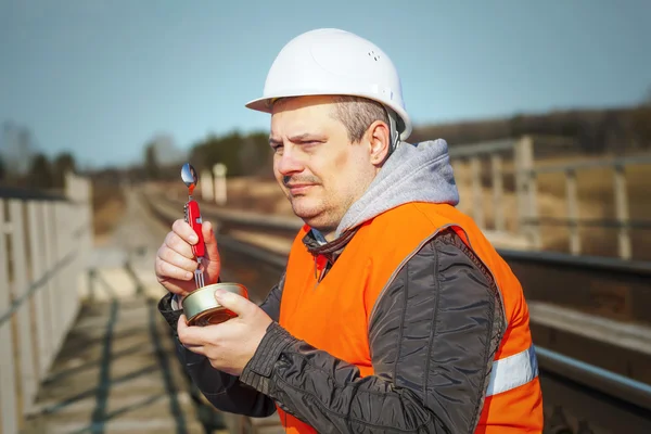 Arbetare med konserverat kött på en järnväg — Stockfoto