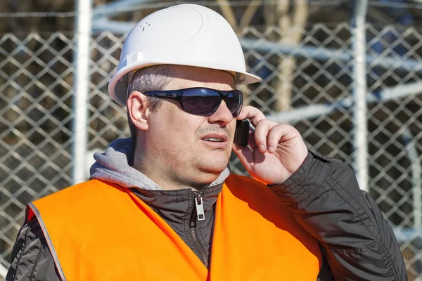 Ingeniero con el teléfono celular —  Fotos de Stock