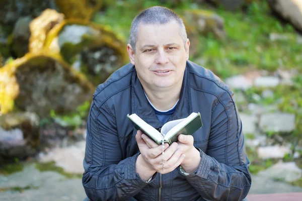 El hombre religioso con la Santa Biblia en el Lugar de Adoración —  Fotos de Stock