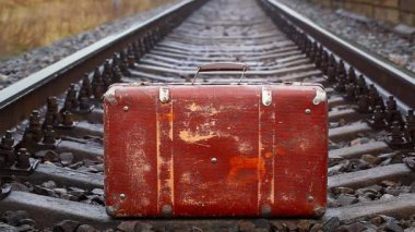 adam tren Bölüm 1 on bavulla