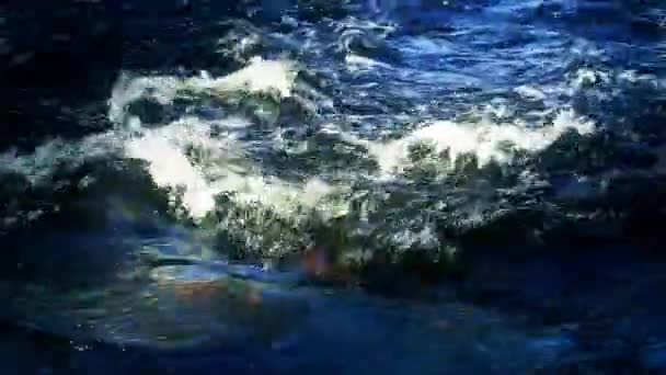 Ορμητικά σημεία ποταμού στο ποτάμι με μπλε χρώμα — Αρχείο Βίντεο