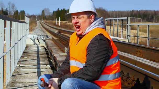 Trabajador ferroviario en un episodio ferroviario 1 — Vídeo de stock