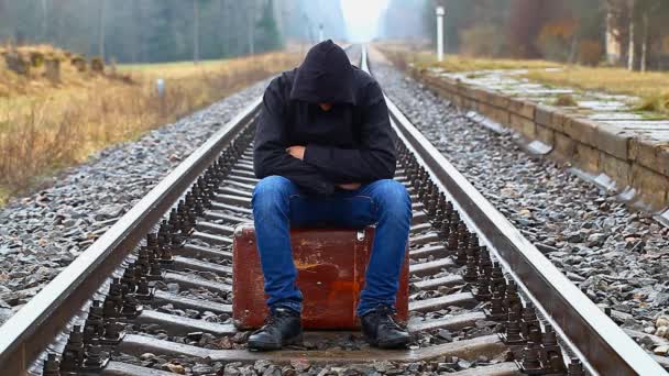 Adolescente com uma mala na estrada de ferro em dia chuvoso episódio 3 — Vídeo de Stock