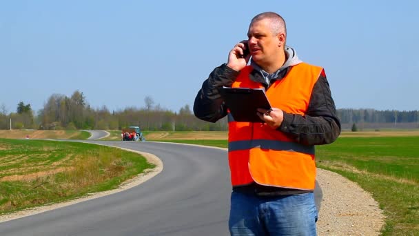 Boer foreman in de buurt van het gebied — Stockvideo