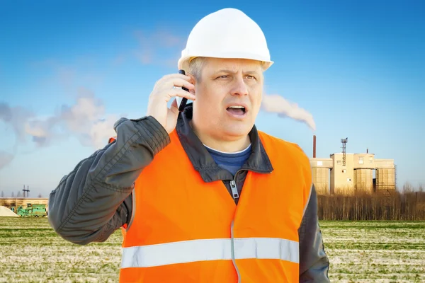 Engineer with cell phone — Stock Photo, Image