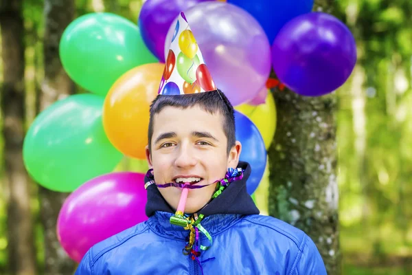 Jongen met ballonnen — Stockfoto