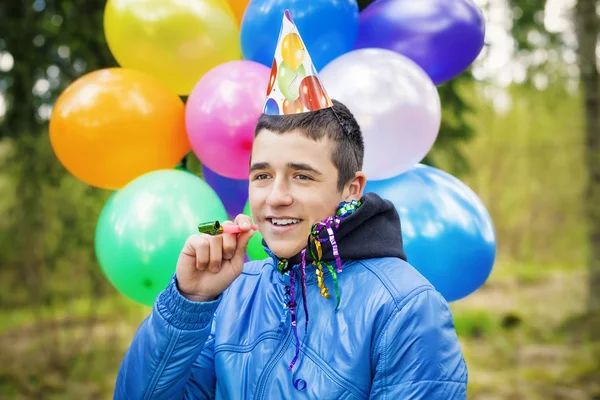 Jongen met ballonnen — Stockfoto