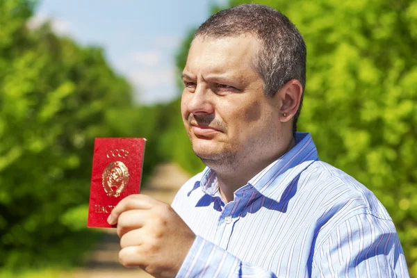 Uomo con passaporto — Foto Stock