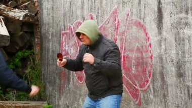 kırık bardak bira şişesi ile adam