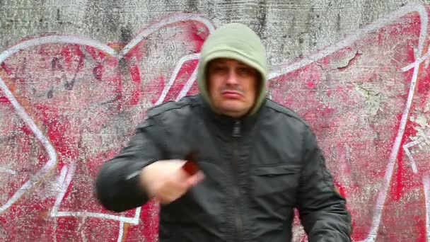 Man with broken glass beer bottle — Stock Video