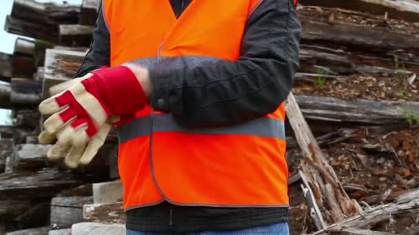 Worker donning work gloves — Stock Video