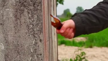 kırık bardak bira şişesi ile adam