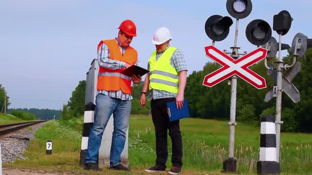 Järnvägen arbetstagare med mappar — Stockvideo