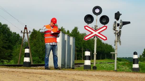 Železniční zaměstnanci se složkami — Stock video