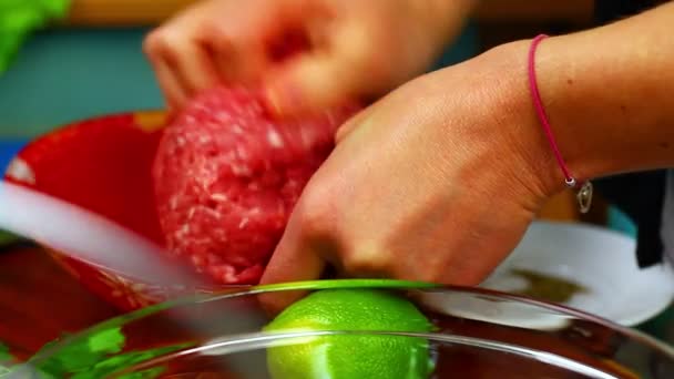 Mujer preparando comida — Vídeos de Stock