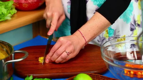 Frau bereitet Essen zu — Stockvideo