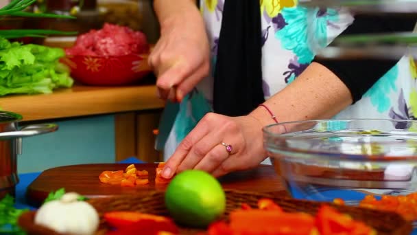 Frau bereitet Essen zu — Stockvideo