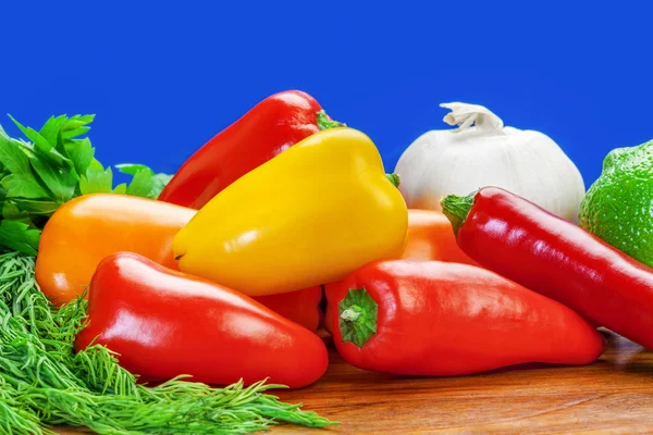 Peppers, garlic and lemon and herbs on the table — Stock Photo, Image