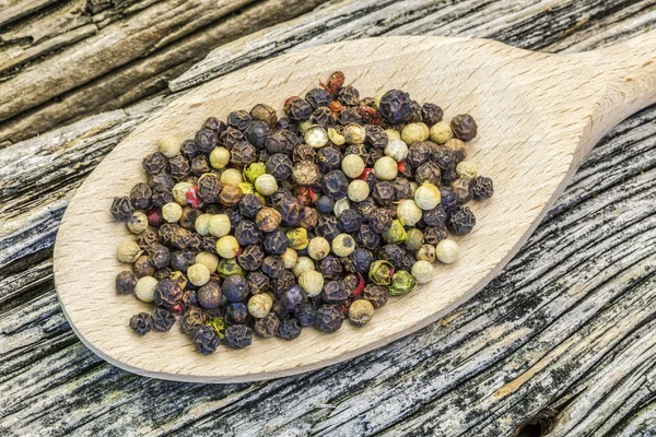 Olika peppar mix på en gammal trä bakgrund — Stockfoto