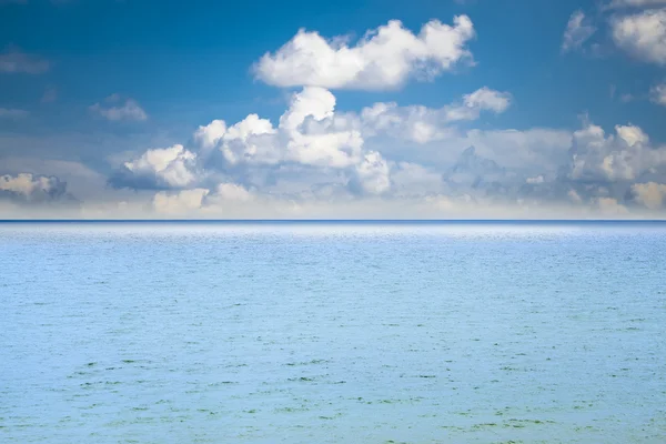 Sea on a blue sky background — Stock Photo, Image