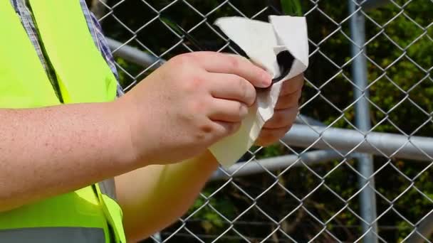 Werknemer schoonmaken zonnebril — Stockvideo