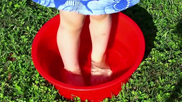 Fille dans un bol d'eau en plastique — Video