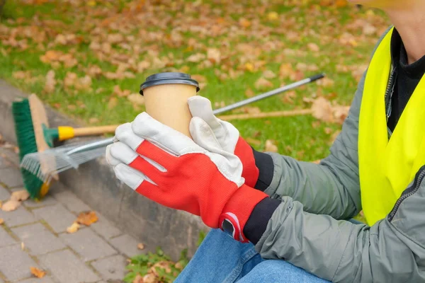 Trabajadora Bebiendo Café Cerca Hojas Herramientas Otoño — Foto de Stock