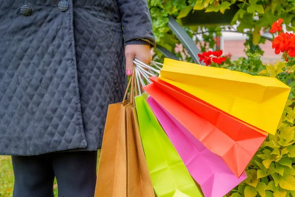 Mujer Shopaholic Sosteniendo Bolsas Compras Colores Cerca Flores — Foto de Stock