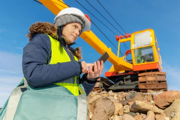 Ingeniería Seguridad Usando Smartphone Examinando Excavadora — Foto de Stock