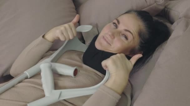 Verletzte Behinderte Frau Liegt Bett — Stockvideo