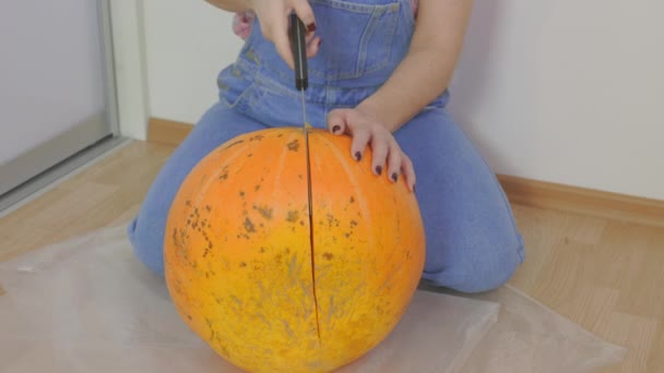 Kobieta Nożem Cięcia Dyni Święto Halloween — Wideo stockowe