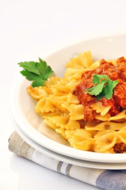 İtalyan makarna - et ve domates soslu farfalle