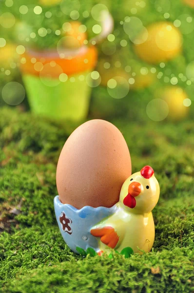 Pasqua - uovo di pollo in eggcup — Foto Stock